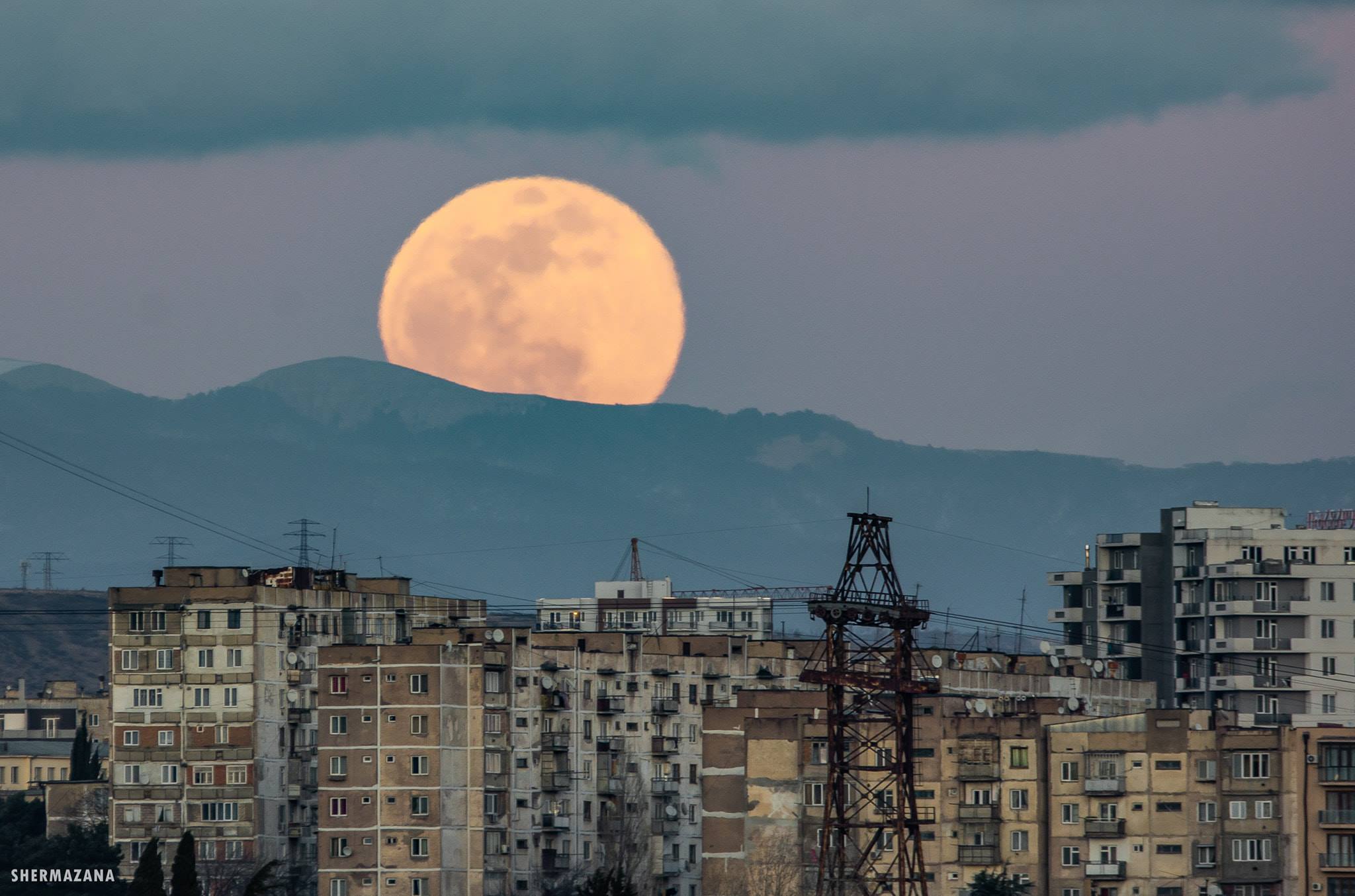 Full Moon captured by Georgian photographer Shermazana full_moon_shermazana